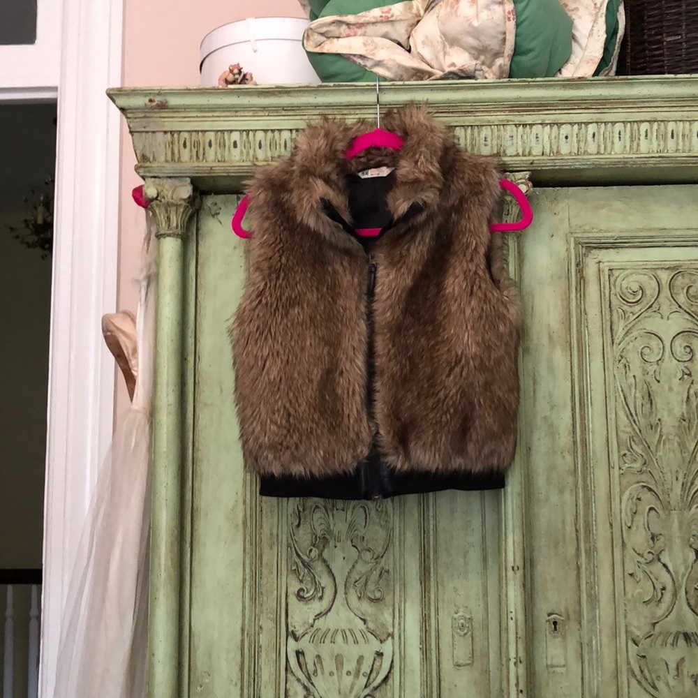 H&M faux fur vest with zipper.